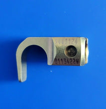 โหลดรูปภาพลงในเครื่องมือใช้ดูของ Gallery Medtronic 5441124 Titanium 4.75 mm Narrow Blade Hook, Large screw