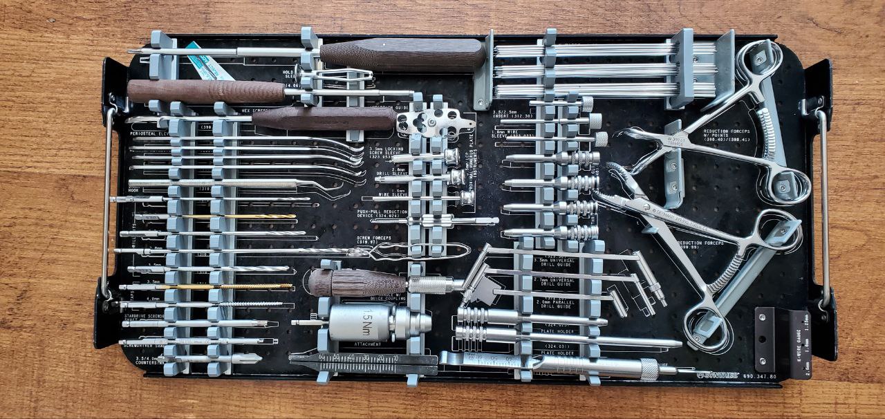 Synthes LCP SMALL FRAGMENT SYSTEM 3.5 mm medial proximal tibia plate s ...